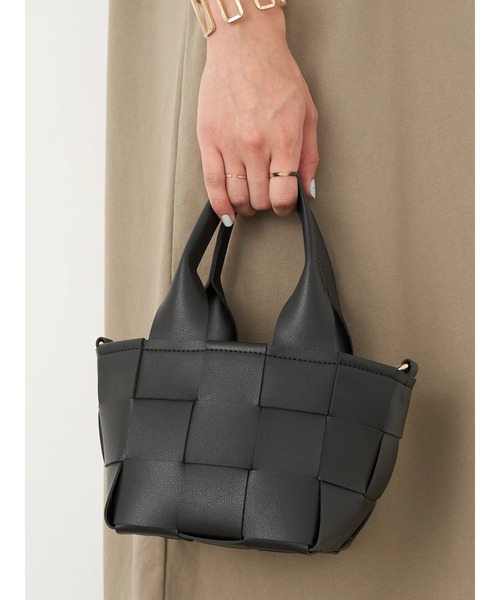 earth music&ecology（アースミュージックアンドエコロジー）の「編み込みスクエアショルダーバッグ ＊（ショルダーバッグ・レディース・ブラック/ピンク/ブラウン/ベージュ・FREE）」の6枚目の写真