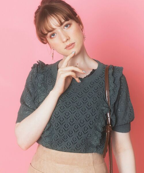 MAJESTIC LEGON（マジェスティックレゴン）の「レースフリルスカシ柄ニット（ニット/セーター・レディース・ブラック/グリーン/アイボリー・MEDIUM）」の4枚目の写真
