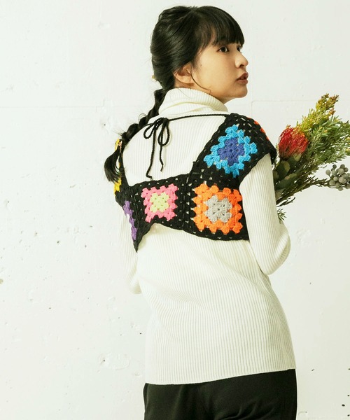 mikke（ミッケ）の「パッチワーククロシェ編みカラービスチェ/ニットベスト（ベスト・レディース・ホワイト/ブラック・FREE）」の6枚目の写真