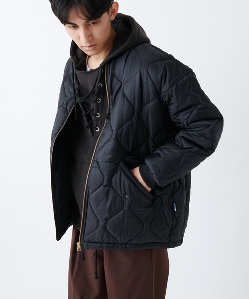 HINSON（ヒンソン）の「【HINSON/ヒンソン】別注ヘチマキルトノーカラージップブルゾン（ミリタリージャケット・メンズ・ブラック/グリーン・MEDIUM/LARGE）」の20枚目の写真