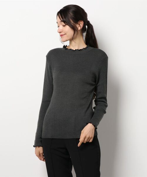 BELLUNA PLUS(ベルーナ)の「ウール入り配色メロー使いニットプルオーバー(ニット/セーター・レディース・モカ/チャコール/パープル系その他/ブラック/オフホワイト・MEDIUM/X-LARGE/LARGE)」の8枚目の写真
