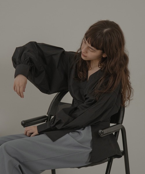lawgy(ラウジー)の「volume waist tuck blouse(シャツ/ブラウス・レディース・ホワイト/ブラック/ブラウン・FREE)」の10枚目の写真