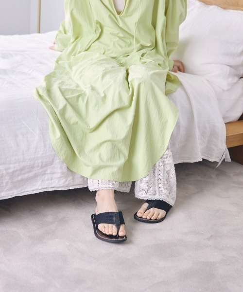 TODAYFUL(トゥデイフル)の「TODAYFUL(トゥデイフル) "Flat Tong Sandals"フラットトングサンダル/12211008(サンダル・レディース・ブラック/キャメル/キナリ・38/36/37)」の9枚目の写真