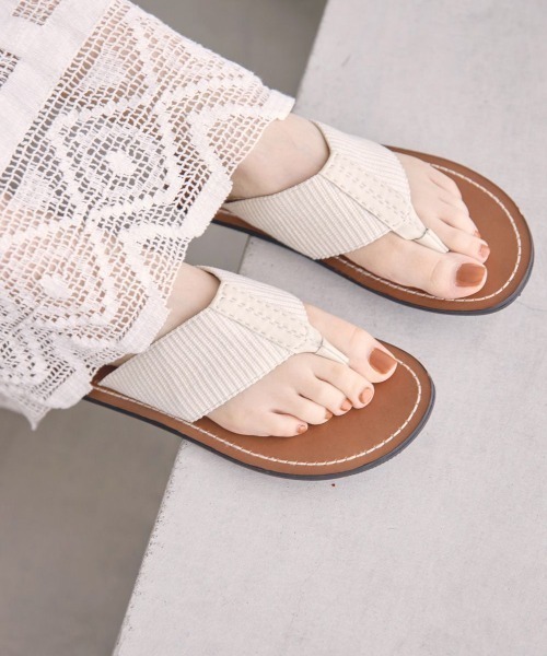 TODAYFUL(トゥデイフル)の「TODAYFUL(トゥデイフル) "Flat Tong Sandals"フラットトングサンダル/12211008(サンダル・レディース・ブラック/キャメル/キナリ・38/36/37)」の5枚目の写真