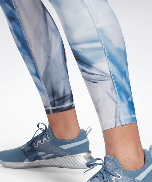 Reebok（リーボック）の「ラックス ボールド ハイウエスト リキッド アビス プリント タイツ / Lux Bold High-Waisted Liquid Abyss Print Tights（レギンス/スパッツ・レディース・スカイブルー/グリーン系その他・SMALL/MEDIUM/LARGE/X-LARGE/X-SMALL）」の5枚目の写真