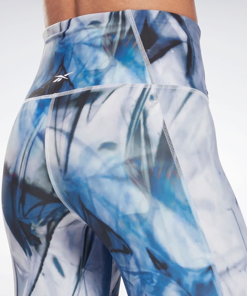 Reebok（リーボック）の「ラックス ボールド ハイウエスト リキッド アビス プリント タイツ / Lux Bold High-Waisted Liquid Abyss Print Tights（レギンス/スパッツ・レディース・スカイブルー/グリーン系その他・SMALL/MEDIUM/LARGE/X-LARGE/X-SMALL）」の4枚目の写真