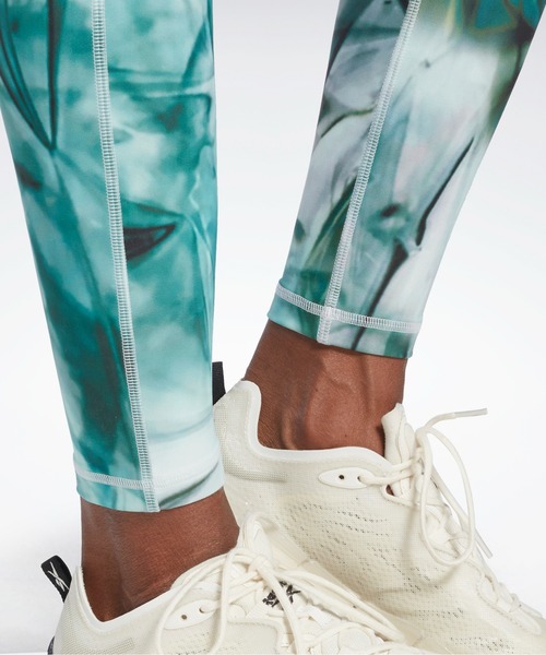 Reebok（リーボック）の「ラックス ボールド ハイウエスト リキッド アビス プリント タイツ / Lux Bold High-Waisted Liquid Abyss Print Tights（レギンス/スパッツ・レディース・スカイブルー/グリーン系その他・SMALL/MEDIUM/LARGE/X-LARGE/X-SMALL）」の12枚目の写真