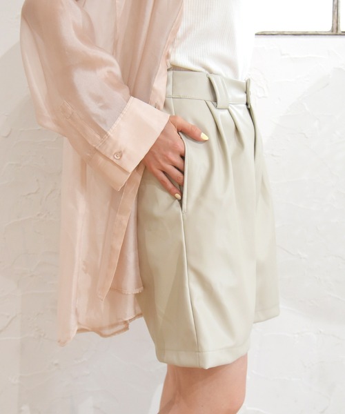 sango(sango)の「フェイクレザータックショートパンツ(その他パンツ・レディース・ブラック/アイボリー/オリーブ・FREE)」の1枚目の写真