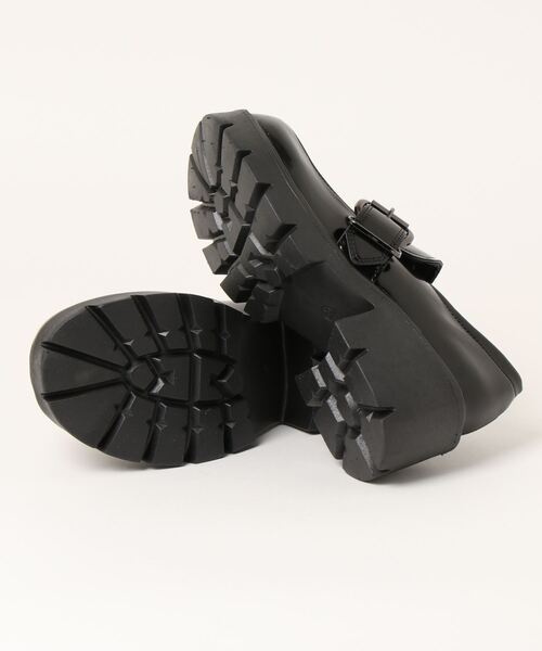 SPINNS（スピンズ）の「フェイクレザー ベルト付 厚底ブーツ（ローファー・レディース・ブラック・24.5）」の3枚目の写真