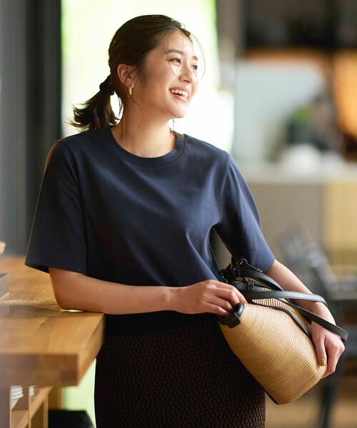 OPAQUE.CLIP(オペークドットクリップ)の「◆アイスタッチシルキーコットン クルーネックTシャツ【WEB限定サイズ】(Tシャツ/カットソー・レディース・チャコールグレー/ブラック/ネイビー/オレンジ/グリーン/サンドベージュ/ブラウン系その他/ホワイト系・40/38/42/36/34)」の7枚目の写真