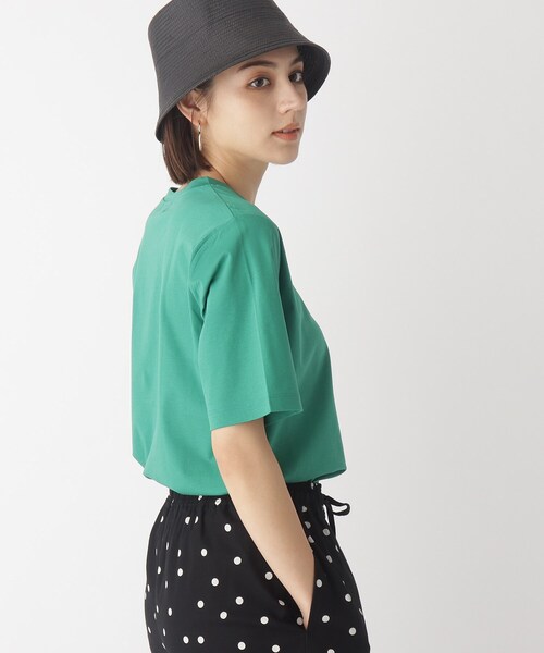OPAQUE.CLIP(オペークドットクリップ)の「◆アイスタッチシルキーコットン クルーネックTシャツ【WEB限定サイズ】(Tシャツ/カットソー・レディース・チャコールグレー/ブラック/ネイビー/オレンジ/グリーン/サンドベージュ/ブラウン系その他/ホワイト系・40/38/42/36/34)」の6枚目の写真