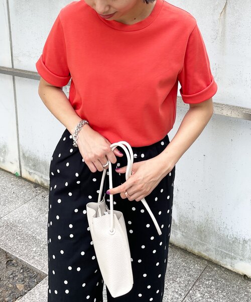 OPAQUE.CLIP(オペークドットクリップ)の「◆アイスタッチシルキーコットン クルーネックTシャツ【WEB限定サイズ】(Tシャツ/カットソー・レディース・チャコールグレー/ブラック/ネイビー/オレンジ/グリーン/サンドベージュ/ブラウン系その他/ホワイト系・40/38/42/36/34)」の11枚目の写真