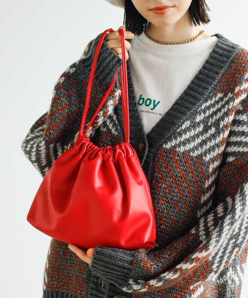 GeeRA(ジーラ)の「フェイクレザー巾着バッグ(ショルダーバッグ・レディース・レッド/イエロー/アイボリー/ブラウン/ブラック・FREE)」の5枚目の写真