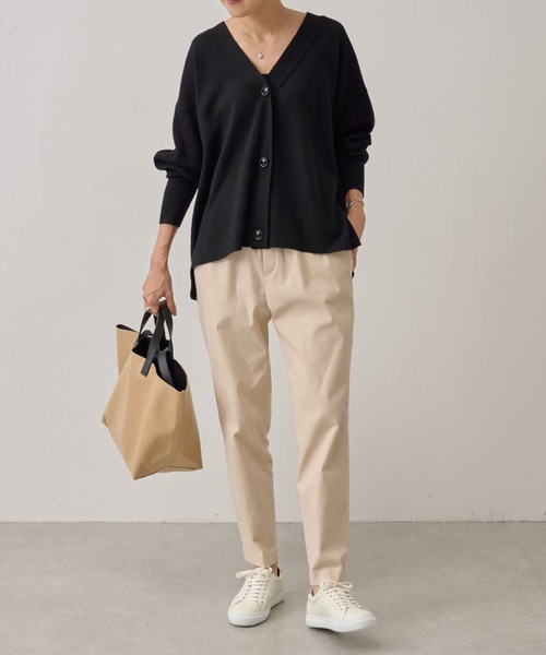BEARDSLEY(ビアズリー)の「スムースVネックカーディガン:シーズンレスアイテム(カーディガン/ボレロ・レディース・ブラック/グレー・FREE)」の2枚目の写真