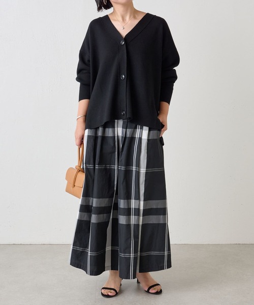 BEARDSLEY(ビアズリー)の「スムースVネックカーディガン:シーズンレスアイテム(カーディガン/ボレロ・レディース・ブラック/グレー・FREE)」の5枚目の写真