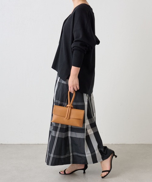 BEARDSLEY(ビアズリー)の「スムースVネックカーディガン:シーズンレスアイテム(カーディガン/ボレロ・レディース・ブラック/グレー・FREE)」の6枚目の写真