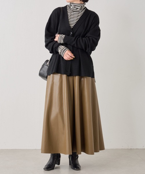 BEARDSLEY(ビアズリー)の「スムースVネックカーディガン:シーズンレスアイテム(カーディガン/ボレロ・レディース・ブラック/グレー・FREE)」の4枚目の写真