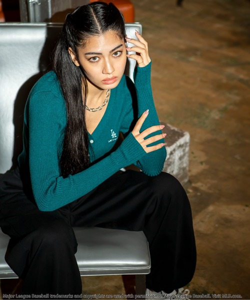 BACK TO THE FIELD(バック トゥー ザ フィールド)の「【MLB】フロントボタンリブニットトップス(ニット/セーター・レディース・ブラック/ピンク/グリーン・FREE)」の7枚目の写真