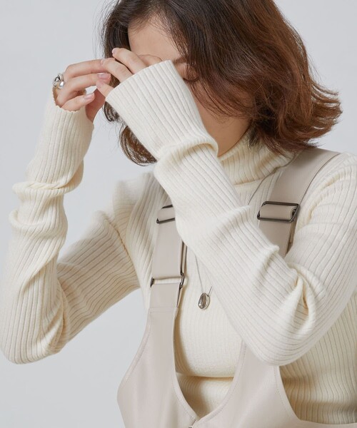 PUBLUX（パブリュクス）の「PUBLUX/パブリュクス リブタートルカラーニット フィンガーホール(指穴)デザイン（ニット/セーター・レディース・ブラック/ナチュラル/ブルーグリーン/グリーン/ブラウン/ピンク/ブルー・ﾌﾘ-）」の4枚目の写真