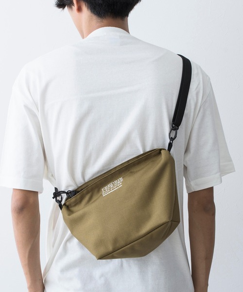 FREDRIK PACKERS(フレドリックパッカーズ)の「【FREDRIK PACKERS】FAM SHOULDER M ミニショルダーサコッシュ(ショルダーバッグ・レディース・ブラック/オリーブ/レオパード/ベージュ・FREE)」の1枚目の写真