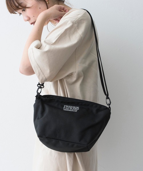 FREDRIK PACKERS(フレドリックパッカーズ)の「【FREDRIK PACKERS】FAM SHOULDER M ミニショルダーサコッシュ(ショルダーバッグ・レディース・ブラック/オリーブ/レオパード/ベージュ・FREE)」の2枚目の写真
