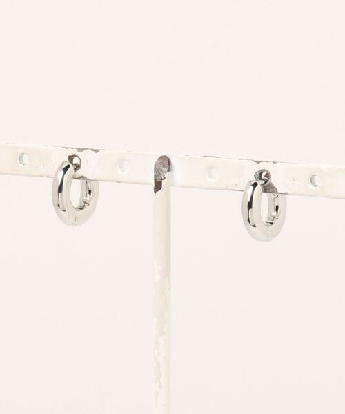 AZUL by moussy(アズールバイマウジー)の「ボールドリングピアス(ピアス(両耳用)・メンズ・ブラック/シルバー・FREE)」の3枚目の写真