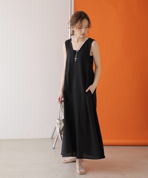 frames RAY CASSIN（フレームスレイカズン）の「WEB限定 前後2WAYリネンブレンド深Vマキシワンピース（ジャンパースカート・レディース・ブラック/グレイッシュベージュ・FREE）」の2枚目の写真