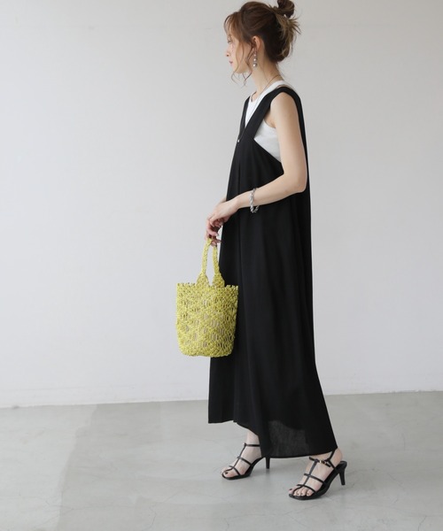 frames RAY CASSIN（フレームスレイカズン）の「WEB限定 前後2WAYリネンブレンド深Vマキシワンピース（ジャンパースカート・レディース・ブラック/グレイッシュベージュ・FREE）」の12枚目の写真