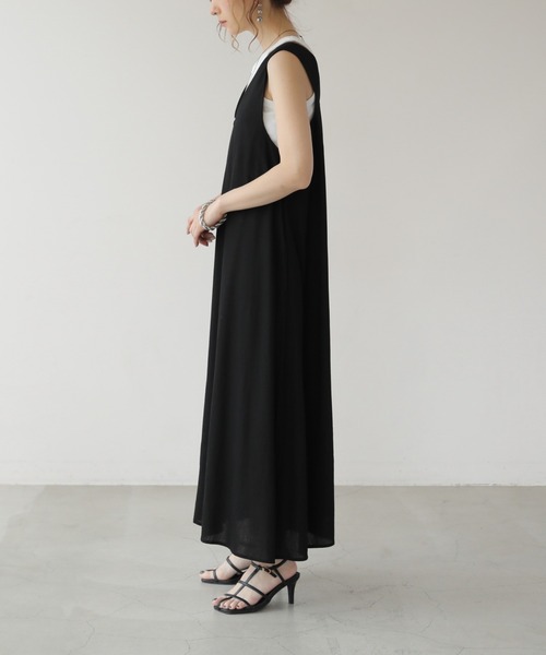 frames RAY CASSIN（フレームスレイカズン）の「WEB限定 前後2WAYリネンブレンド深Vマキシワンピース（ジャンパースカート・レディース・ブラック/グレイッシュベージュ・FREE）」の9枚目の写真