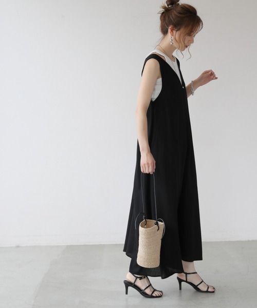 frames RAY CASSIN（フレームスレイカズン）の「WEB限定 前後2WAYリネンブレンド深Vマキシワンピース（ジャンパースカート・レディース・ブラック/グレイッシュベージュ・FREE）」の3枚目の写真