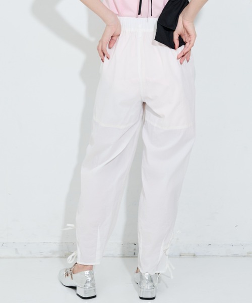 MERLOT(メルロー)の「サイドリボンナイロンパンツ(その他パンツ・レディース・ホワイト/ブラック・SMALL/FREE)」の4枚目の写真