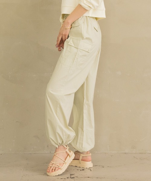 DAY CLOSET（デイ クローゼット）の「レディース ラフシルエットバルーンカーゴパンツ（カーゴパンツ・レディース・ピンク/アイボリー・S/M/L）」の4枚目の写真