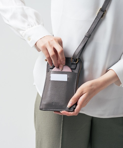 MURA(ムラ)の「フルグレイン シュリンクレザー L字ファスナー財布付き スマホショルダー(ショルダーバッグ・レディース・ライトグレー/チャコールグレー/ブラック/ダークブラウン/ピンク・FREE)」の16枚目の写真
