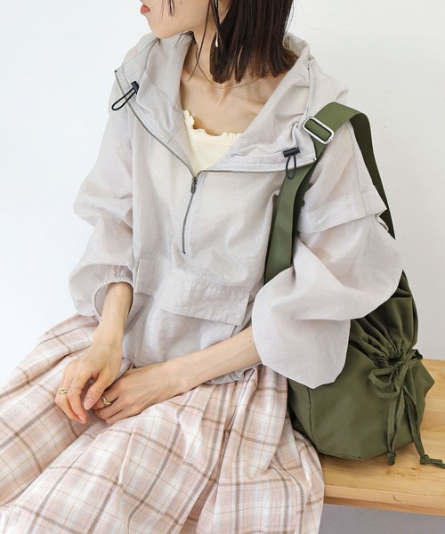 Crisp（クリスプ）の「2wayシアーアノラックフーディー（シャツ/ブラウス・レディース・ライトグレー/ベージュ・FREE）」の2枚目の写真
