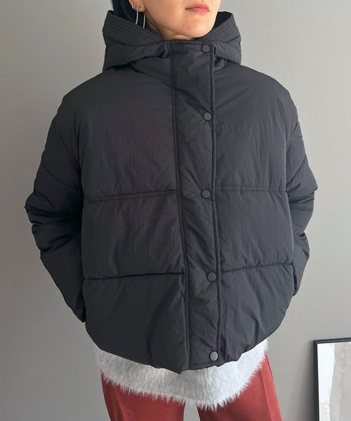 Jewelobe(ジュエローブ)の「ナイロンタッチシャカシャカフード中綿ブルゾン(ダウンジャケット/コート・レディース・グレー/ブラック/パープル/オフホワイト/イエロー・M/L)」の2枚目の写真