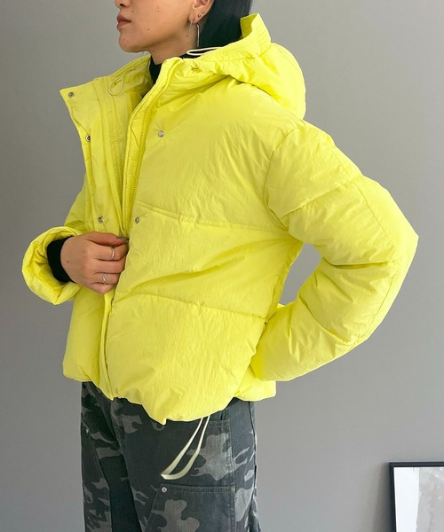 Jewelobe(ジュエローブ)の「ナイロンタッチシャカシャカフード中綿ブルゾン(ダウンジャケット/コート・レディース・グレー/ブラック/パープル/オフホワイト/イエロー・M/L)」の9枚目の写真