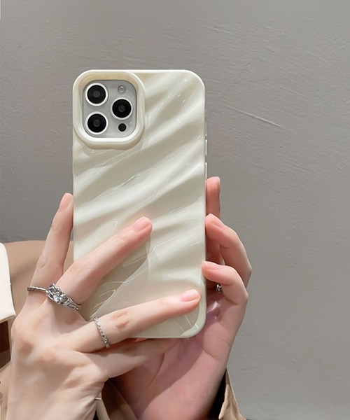 ADPOSION（アドポーション）の「韓国風 ウェーブデザイン iPhoneカバー アイフォンケース（スマホケース/カバー・レディース・アイボリー/シルバー/ブラック・iPhone 13 Pro Max/iPhone 13/iPhone 14/iPhone 14 Pro/iPhone 13 Pro/iPhone 14 Plus/iPhone 14 Pro Max）」の2枚目の写真