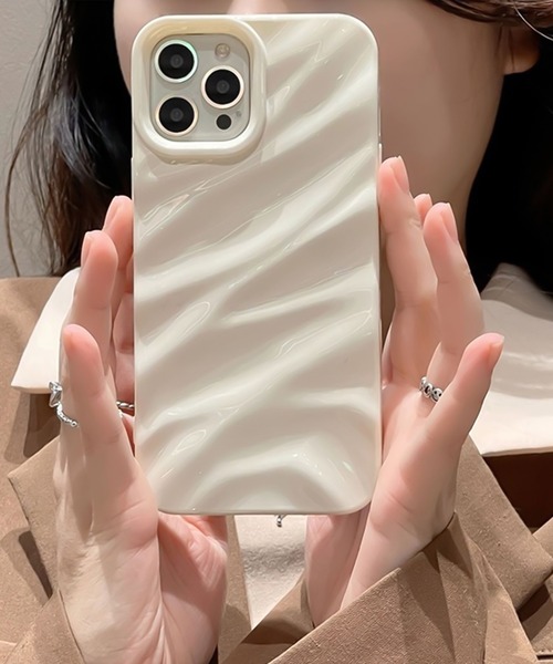 ADPOSION（アドポーション）の「韓国風 ウェーブデザイン iPhoneカバー アイフォンケース（スマホケース/カバー・レディース・アイボリー/シルバー/ブラック・iPhone 13 Pro Max/iPhone 13/iPhone 14/iPhone 14 Pro/iPhone 13 Pro/iPhone 14 Plus/iPhone 14 Pro Max）」の4枚目の写真