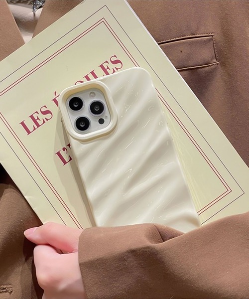ADPOSION（アドポーション）の「韓国風 ウェーブデザイン iPhoneカバー アイフォンケース（スマホケース/カバー・レディース・アイボリー/シルバー/ブラック・iPhone 13 Pro Max/iPhone 13/iPhone 14/iPhone 14 Pro/iPhone 13 Pro/iPhone 14 Plus/iPhone 14 Pro Max）」の5枚目の写真