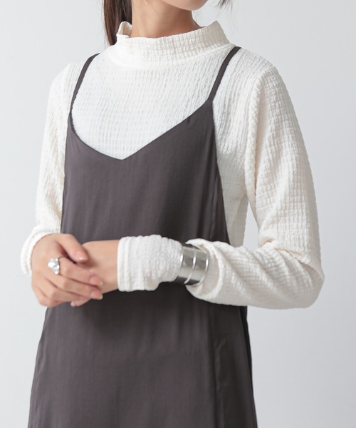 and it_(アンドイット)の「カットシャーリングハイネック長袖Tシャツ(Tシャツ/カットソー・レディース・ブラック/アイボリー・M)」の2枚目の写真