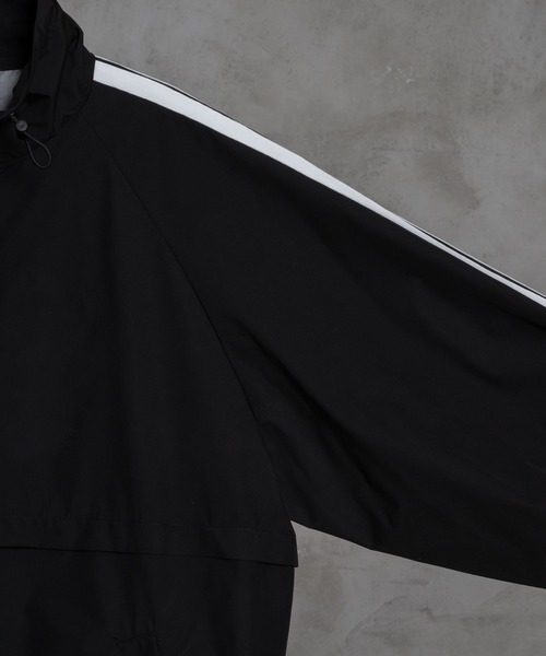 adree(アドリー)の「double line logo sleeve blouson/ダブルロゴスリーブブルゾン(ナイロンジャケット・レディース・ブラック/ホワイト・FREE)」の6枚目の写真