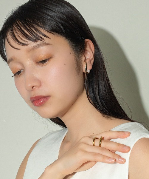 voov(ブーブ)の「ニュアンス ライン 一粒パール ピアス(ピアス(両耳用)・レディース・ゴールド/シルバー・フリー)」の4枚目の写真