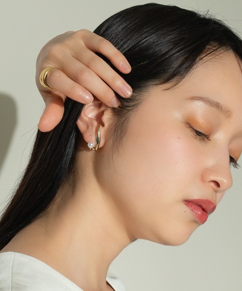 voov(ブーブ)の「ニュアンス ライン 一粒パール ピアス(ピアス(両耳用)・レディース・ゴールド/シルバー・フリー)」の3枚目の写真