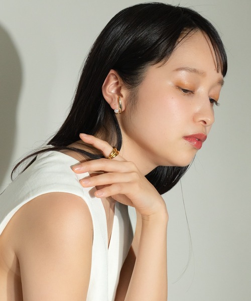 voov(ブーブ)の「ニュアンス ライン 一粒パール ピアス(ピアス(両耳用)・レディース・ゴールド/シルバー・フリー)」の6枚目の写真