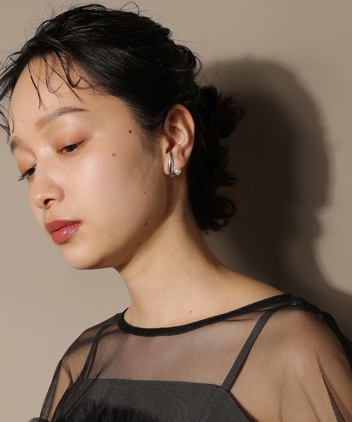 voov(ブーブ)の「ニュアンス ライン 一粒パール ピアス(ピアス(両耳用)・レディース・ゴールド/シルバー・フリー)」の10枚目の写真
