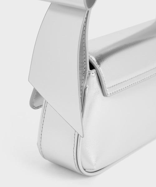 CHARLES & KEITH（チャールズ & キース）の「レザーメタリックボウ 