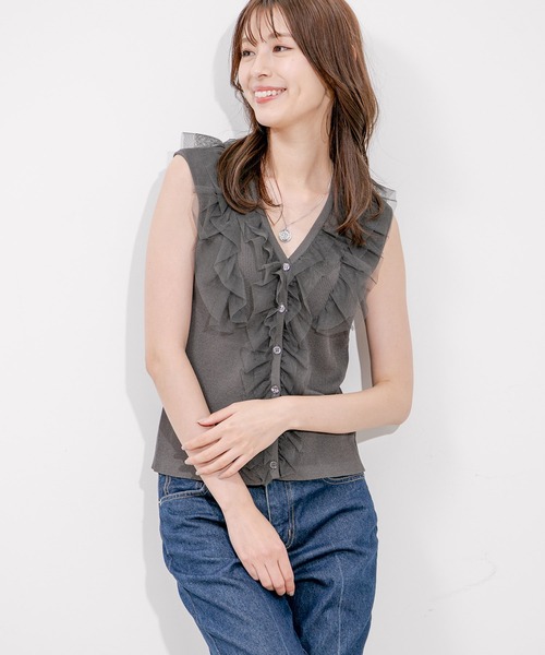 Jayro(ジャイロ)の「フリル付きニットノースリーブプルオーバー(Tシャツ/カットソー・レディース・チャコールグレー/ブラック/サックスブルー/オレンジ・M)」の2枚目の写真