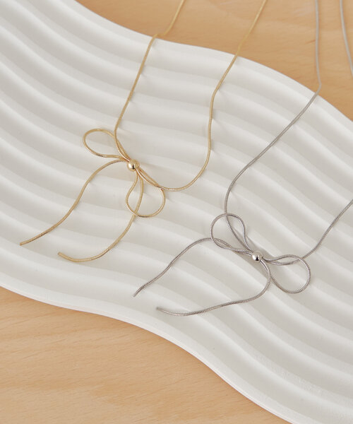 Chico（チコ）の「ロングメタルリボンネックレス（ネックレス・レディース・シルバー/ゴールド・FREE）」の3枚目の写真