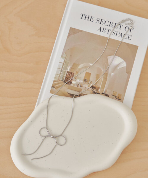 Chico（チコ）の「ロングメタルリボンネックレス（ネックレス・レディース・シルバー/ゴールド・FREE）」の5枚目の写真