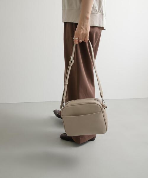 URBAN RESEARCH DOORS(アーバンリサーチドアーズ)の「2WAYスクエアショルダーバッグ(ショルダーバッグ・レディース・ゴールド/ベージュ系その他/ブラック・ONE)」の5枚目の写真